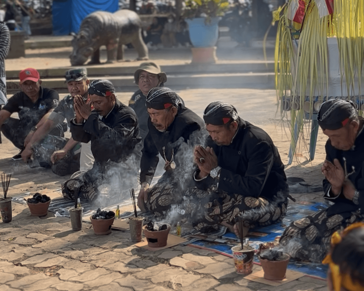 Tradisi Larung Sembonyo dan Sedekah Bumi Meriahkan Pantai Sidem